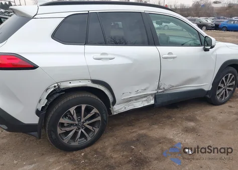 2022 Toyota Corolla Cross Xle z USA, uszkodzony, nr VIN 7MUDAABG9NV037931